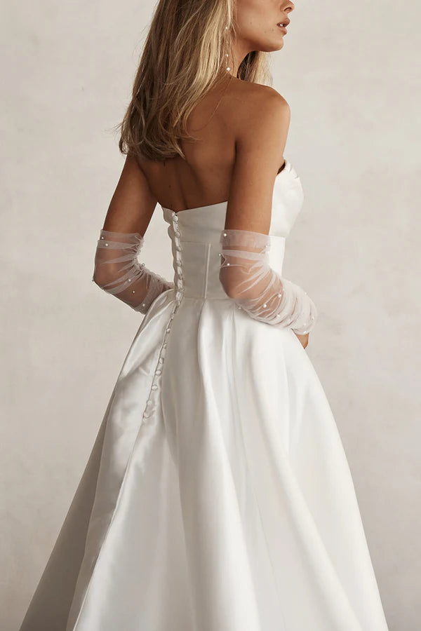 Abito da sposa a trapezio con maniche semplici e plissettate in raso dolce